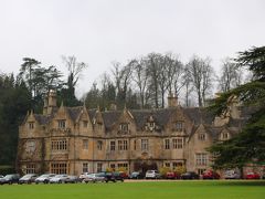 歩き出して右手に見えてきたのは貴族のお屋敷で、現在はマナーハウスとして利用されているBibury Court Hotelだ。

こんなところに宿泊できたら素敵なのだが、ここは1年前から予約で一杯という噂もある施設で宿泊料金も1部屋1泊40000円程度。
