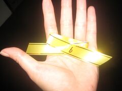 集合場所のホテルへ行くと、チェンマイにこんなに日本人が居たのね！
と、何だかホッとする光景。ツアー参加者はほぼ日本人。
ロビーのソファで待っていると、名前が呼ばれ受付が始まる。
受付の後に、番号が書かれたバッジが配られる。

