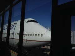 帰路はシカゴ乗り換え。

シカゴでは荷物のピックアップは不要。そのまま成田行きの便に積み込まれるらしい。

ユナイテッドのラウンジの窓のすぐ横に飛行機が。めちゃ近い