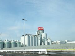 生麦で高速に乗ってすぐに右側に見えるのが、「キリンビールの横浜工場」。

「キリン横浜ビアビレッジ」として、工場見学（無料）やレストランなどがあります。工場見学した際、無料で試飲もできますよ。

数年前に訪問した際の、旅行記です。
http://4travel.jp/travelogue/10795752