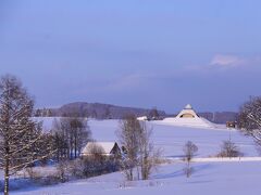 傾いた陽に照らされる「北西の丘展望公園」