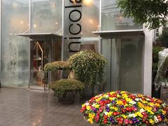 続いて、「ニコライバーグマンノム」は、花とカフェが調和したフラワーアーティストのニコライ・バーグマン氏の世界観が広がる建物です。
店内に併設されたカフェ「Nomu」は、オーガニックな食材と北欧スタイルが調和したカフェであります。

ニコライバーグマンノム：
　東京都港区南青山５丁目７−２

