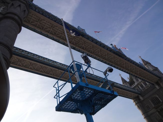 橋にはユニオンジャックとイングランドの旗がたなびいていました。