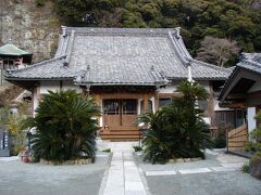 「亀ヶ谷坂」を降り切ったところにあった薬王寺。徳川幕府3代将軍家光の弟、徳川忠長の碑があります。