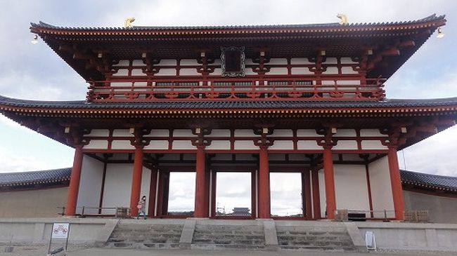 朱雀門<br />平城宮の入り口にある朱雀門は、平成10年（1998）に復元された。<br />