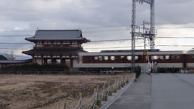 朱雀門から大局殿の間を近鉄電車が走っています。遺跡が発見されるまでに線路を作っちゃったんでしょうかね？