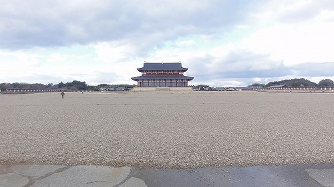 第一次大局殿院は、南北320m、東西180mの区画で、北側を一段高い大局殿と後殿を南北に配置します。段の南側は儀式の際に高官が整列した広場です。