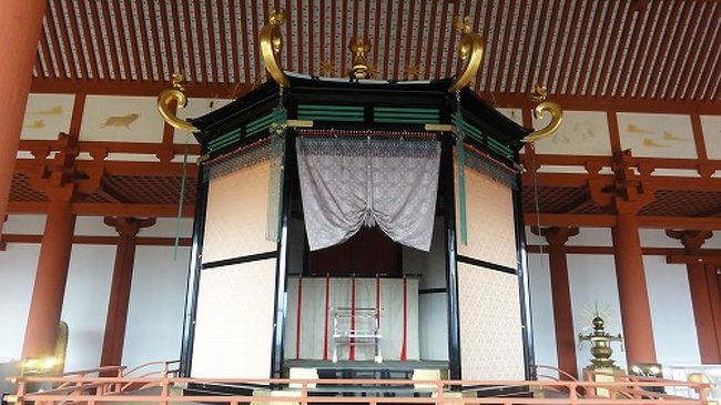 建物の中には高御座（天皇が着座される玉座）や