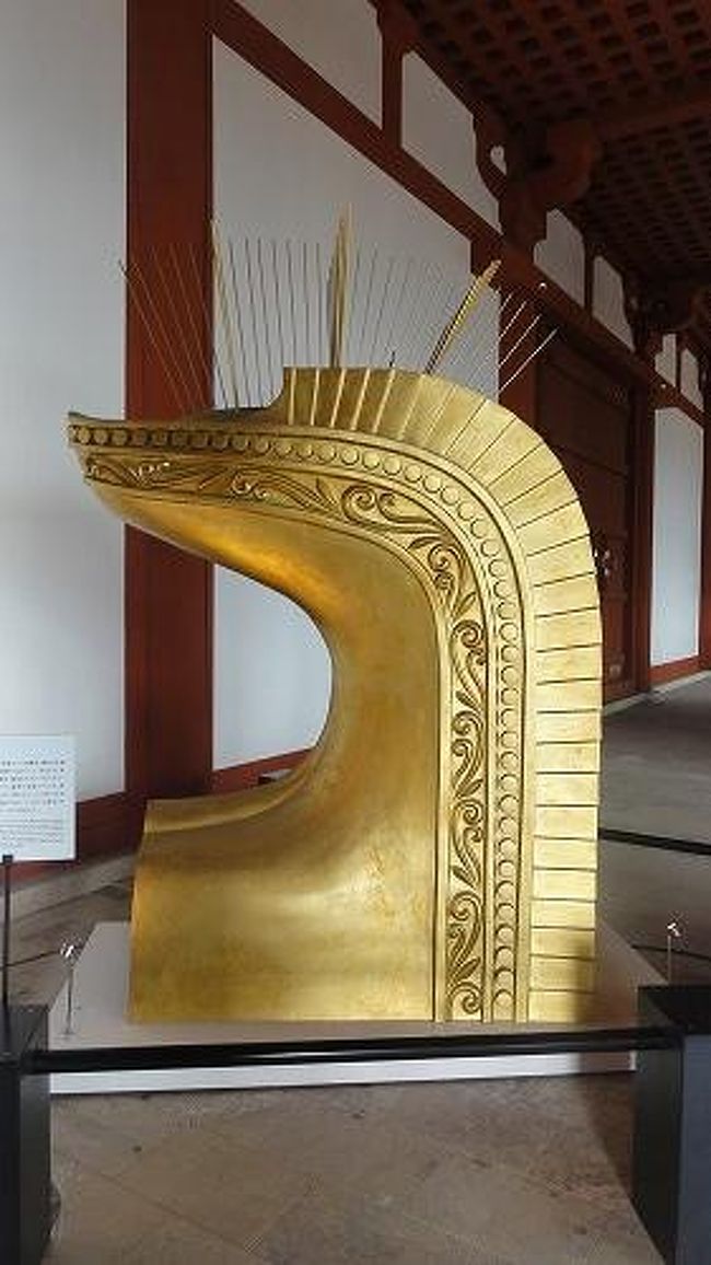 屋根の上にある鴟尾は初唐様式の強い形に復元されました。