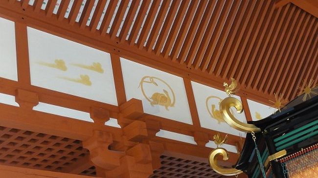 四周に巡る小壁には、四神や十二支が彩色されています。