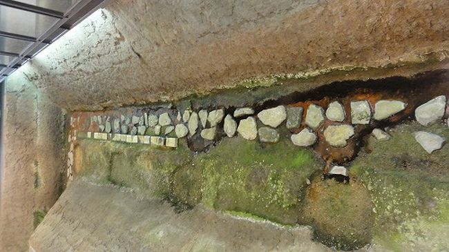 遺構露出展示（塼積基壇建物）<br />奈良時代の建物の基壇や通路の一部を展示しています。<br />