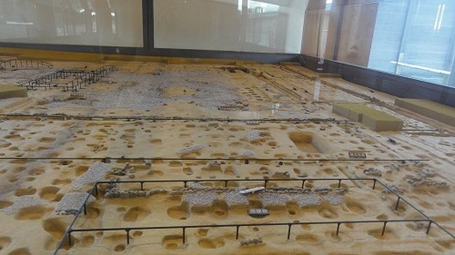 東西80m、南北100mの敷地の中央に複雑な曲線の池があり、称徳天皇は「東院玉殿」を建て宴会や儀式を催しました。