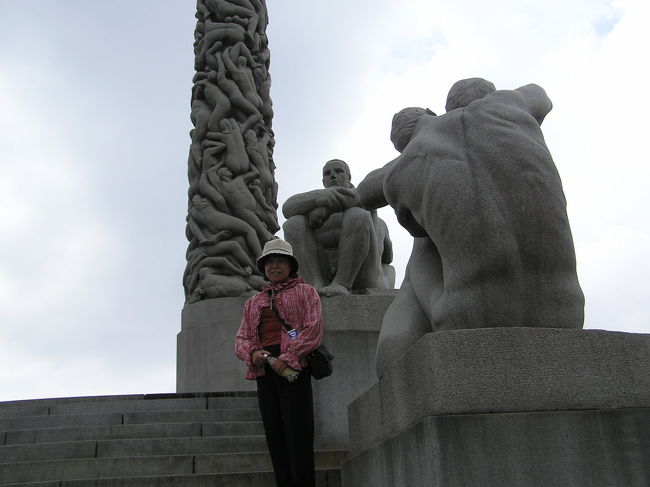 ラルダールからゴールまでのコースでは標高１７００ｍ近い山越えがあり、残雪が残った岩肌や岩石だらけの山々の間をぬってバスは走っていった。この山は草原ではなく小さな岩が多かった。その山に放牧された羊なども見ることができた。日本では見られないような独特の地形であった。<br /><br />　Ｈｅｍｓｅｄａｌというリゾート地のところでトイレ休憩をする。ここはノルウェー有数のリゾート地でスキー場、ゴルフ場、乗馬、カヌー、釣りなどいろいろな楽しみがあるところである。そして９時３５分ゴールを通過し、一路オスロへと向かう。