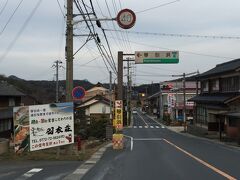 買い物に火がついて
時間をとってしまいました。

琴引浜までは徒歩だと一時間くらい
掛かりますので、早く行かないと…

道順は簡単。ホテルの前の道を
ずっと歩いて行くだけ。
この看板に沿って左に曲がると
突き当りが海岸です。