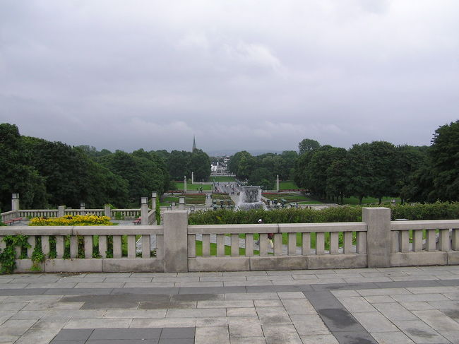 まず選挙中で入れるかどうかわからないという市庁舎へ行く。何とか１階だけは見学できるということだった。<br />　現地ガイドさんの説明で１階のセントラルホールを見学する。ここには縦２ｍ、横１２ｍのヨーロッパ最大の油絵ヘンリク・ソーレンセン作「働き楽しむ人々｝やアルフ・ロルフセンの壁画が飾られていた。また、ノルウェーの歴史を描いた絵画も壁一面にあり、まるで美術館のようであった。　ここでは毎年１２月１０日には大ホールでノーベル平和賞の授賞式が行われるそうである。<br />　この市庁舎は１９５０年にオスロ市９００年祭を記念して建てられた。高さ６６ｍと６３ｍの二つの塔があり、塔の中には３８の鐘がある。<br /><br />　このあとオスロ市民の憩いの場である彫刻家グスタフ・ヴィーゲランの彫刻２００点を展示した「フログネル公園」へ行く。　<br />