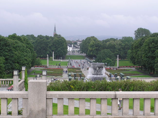 まず選挙中で入れるかどうかわからないという市庁舎へ行く。何とか１階だけは見学できるということだった。<br />　現地ガイドさんの説明で１階のセントラルホールを見学する。ここには縦２ｍ、横１２ｍのヨーロッパ最大の油絵ヘンリク・ソーレンセン作「働き楽しむ人々｝やアルフ・ロルフセンの壁画が飾られていた。また、ノルウェーの歴史を描いた絵画も壁一面にあり、まるで美術館のようであった。　ここでは毎年１２月１０日には大ホールでノーベル平和賞の授賞式が行われるそうである。<br />　この市庁舎は１９５０年にオスロ市９００年祭を記念して建てられた。高さ６６ｍと６３ｍの二つの塔があり、塔の中には３８の鐘がある。<br /><br />　このあとオスロ市民の憩いの場である彫刻家グスタフ・ヴィーゲランの彫刻２００点を展示した「フログネル公園」へ行く。　<br />