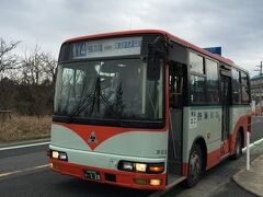 網野駅まで送っていただき
木津温泉にある外湯施設に
行くつもりで路線バスを待機。

一時間に一本程度の路線バス
時間通りにバスが来たので
何の疑いも無く乗車。
暫く行くと『琴引浜』と
車内放送…
慌てて運転手さんに
（研修中？教官さんも一緒）
『花ゆうみに行きます？』と聞いたら
『花ゆうみには行きません。』
『反対方向ですよね？』と私。
『そうですね。』と言いながら
教官さんが調べてくれ
『三津で降りたら
　5〜6分で網野駅行が来ます。
　それに乗って駅に戻り
　バスを乗換えて下さい。』と…

三津のバス停からは
日本海が道幅分だけ見えました。
遠い日本海でしたが
白波が次々追いかけて来るのが
良く見えました。

バス停も耐えられないくらいの強風。
間違えたショックと寒さで
写真を撮るのも忘れていました。
今思えば、記念写真になったのに…

このバスは花ゆうみに行く
久美浜温泉行のバスです。