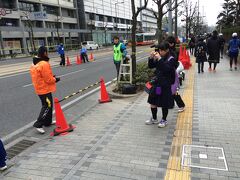 松山全日空ホテルに戻って
身支度を整え
愛媛マラソン大会会場である
城山公園堀之内地区に向かいます。

県庁前では高校生が準備作業にいそしんでいました。