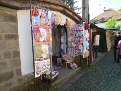 途中で立ち寄ったドナウベント地方センテンドレ。 石畳の路地が美しいです。
お土産物屋さんも沢山出ていました。