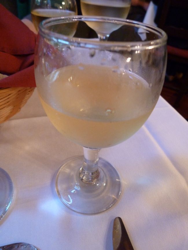 あっという間にディナータイム…<br />食前にハンガリー名産のトカイワインをいただきました。