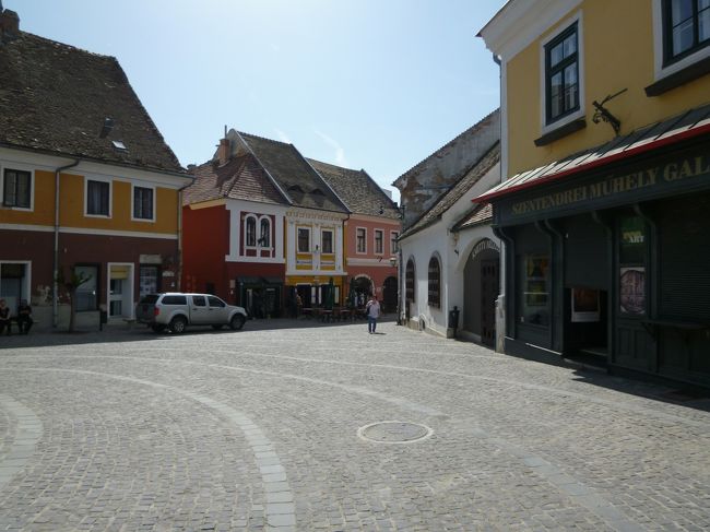 メインの通りにはカフェが並んでいます。