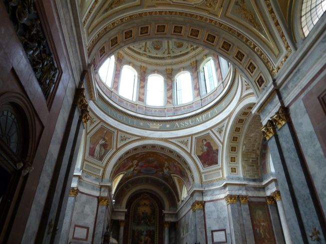 中に入るとさらに立派かつ荘厳です。