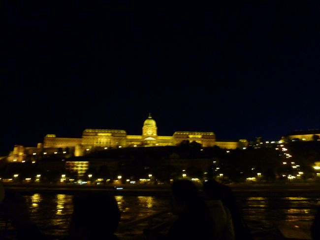 漁夫の砦もライトアップ！<br />クルージングツアーには参加すべしですね！<br />寒いので上着持参で！