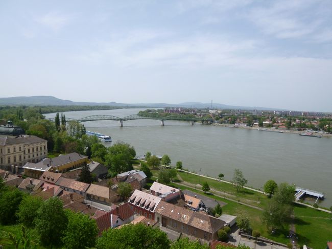 大聖堂は高台に建っており、裏手のドナウ川の向こうはスロヴァキアです。