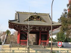 国の重要文化財に指定される旧台徳院霊廟惣門。もともとは増上寺に広がる徳川家霊廟の一部でしたが、今はそのほとんどが戦争で焼失し、残された惣門のみがさみしく佇んでいます。