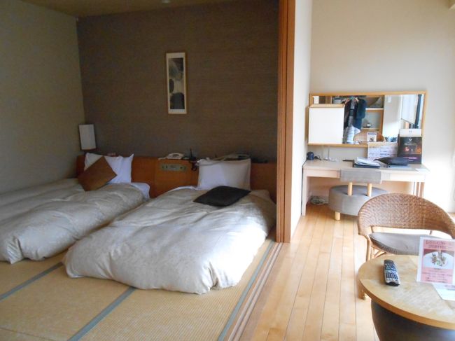 これだけ広いと「ベッド」は寝るときだけしか使いません<br />畳や板の間は、ほかの部屋タイプでは感じたことのない経年劣化が進んでいます