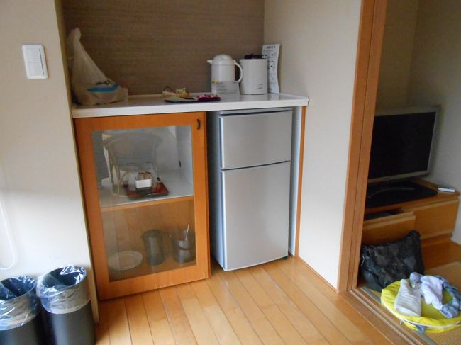 冷蔵庫周りも使い勝手よし<br />押し入れの中に正方形の小さな座卓と座椅子、座布団がありました