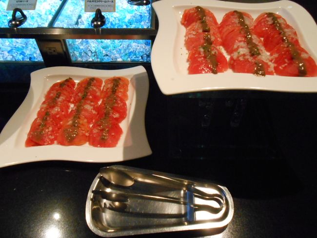 ブッフェ、一番早い時間に予約して、人がまだ少ない間に写真を撮らせてもらいました。<br />トマトのサラダ