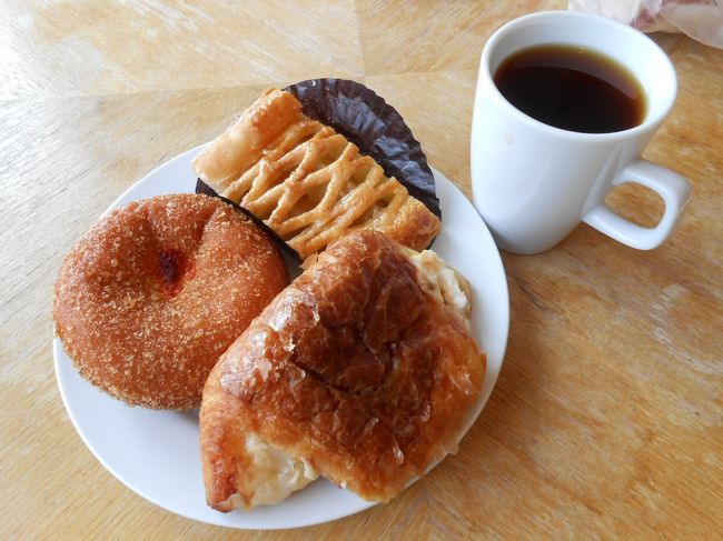 朝食は買って持ち込んだパンと、同じく自前の珈琲。朝はお風呂にずーっと入っていたいので、浴衣から着替えてレストランに行く時間が惜しいのです<br />以前いただいた朝ブッフェは、タマゴとウインナーとベーコンと、和食のおかずもいたって普通で、伊豆や熱海の旅館の朝食のような、お泊まりしたぞ〜、という感激は少ないです