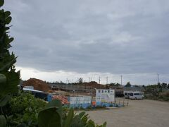 読谷に来たので、ウザテラスの偵察を…
コンクリで建物がぼちぼちできていて、屋根を葺いているみたいです。
ライカムが急ピッチで建築中なので、ウザテラスも勿論、
沖縄の他のホテルや建築物も遅延しているそう。
開業は9月くらいになりそう？