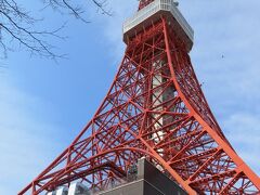 そんなこんなで増上寺を抜け、東京タワーへ。えきぽ立ち寄り地点でもあります。出来上がってから５０年経ちますが、やっぱり存在感はさすがです。