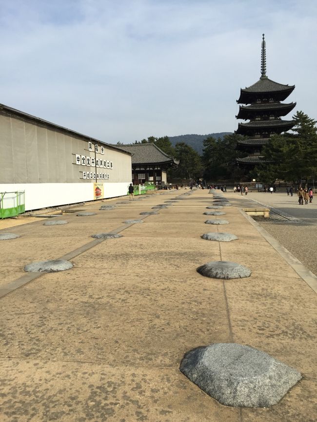 門と回廊の基盤。<br /><br />向こうに五重塔見えてきた。<br />