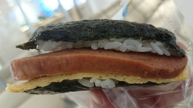 こんな感じです。<br />玉子焼き＋焼きスパムにツナマヨソースです。<br />美味しいですが、御飯のボリューム半端じゃないです。