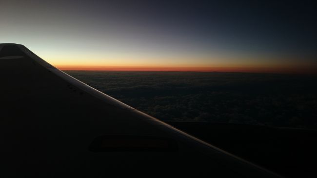 芸術的な写真が撮れました。<br />左は富士山ではなく、翼です。