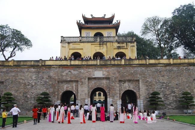 午後は２時開園とのこと、<br />当日は何か特別の日だったのだろうか？<br /><br />民族衣装っぽい派手な服を纏った女の子を多く目にした。<br /><br />ベトナム王朝の本拠地としての多くの遺跡とともに、<br />ベトナム戦争時の軍事施設なども公開されていた。