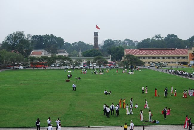 広い敷地をのんびりと見て回る。<br /><br />これと言って印象的なものはなかったが、<br />午前中からあちこち歩き回ったこともあり、<br />休憩を兼ねて小高い展望地から、ぼんやり街並みを眺めていた。