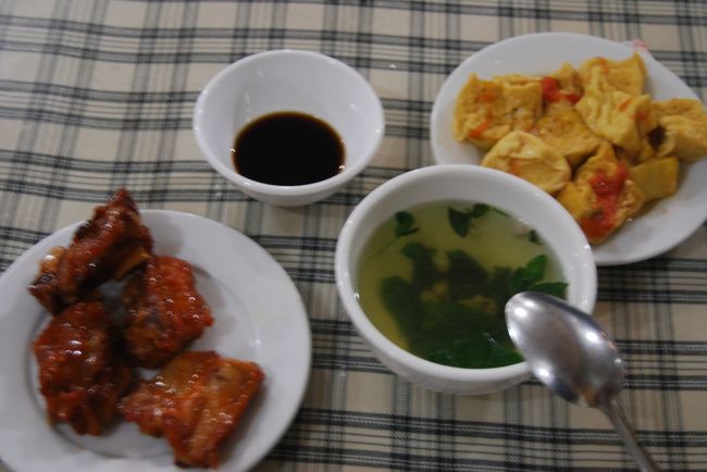 スペアリブ　揚げ出し豆腐のようなもの　豚肉とキャベツ炒め<br />ＢＥＥＲｘ２　８万ドン<br /><br />愛想のいいお姉ちゃんの笑顔はかなりの高得点を差し上げてもいいものだが、<br />時折、店内を３匹の小型犬が走り回るのは落ち着かないぞ。<br />