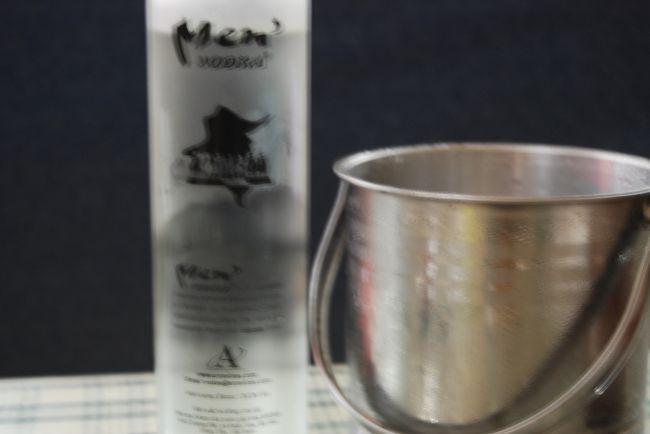 少しきつめの酒はない？<br /><br />とお姉ちゃんにたずねたところウォッカを勧められる。<br /><br />１０万ドンって５００円くらいかななどと思いつつ、氷とともにいただいた。<br />さすがに一本は飲みきれないので、半分ほど残す。<br /><br />持ち帰っていい？というと、きっちり紙袋にいれて持たせてくれた。<br /><br />