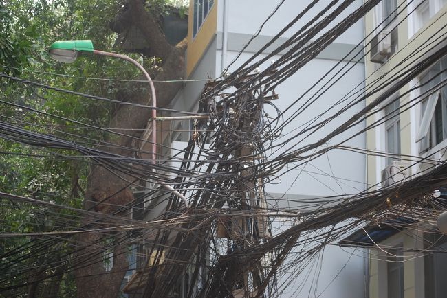ハノイにある世界遺産のタンロン遺跡へ行ってみることにした。<br /><br />もうすでに芸術的なオブジェと呼べる電柱と電線。<br />