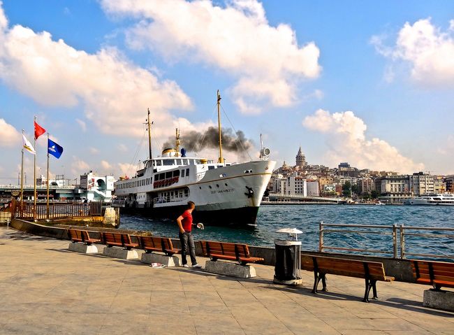 しかも数社から出ていて<br />中には小型船による短い距離の<br />クルーズもあり客引きも出ています。<br /><br />その中から、私たちは迷わず<br />IDO社の<br />「ボスポラス海峡黒海沿岸<br />アナドル・カヴァウ行き」の乗船券<br />を買い求めました。