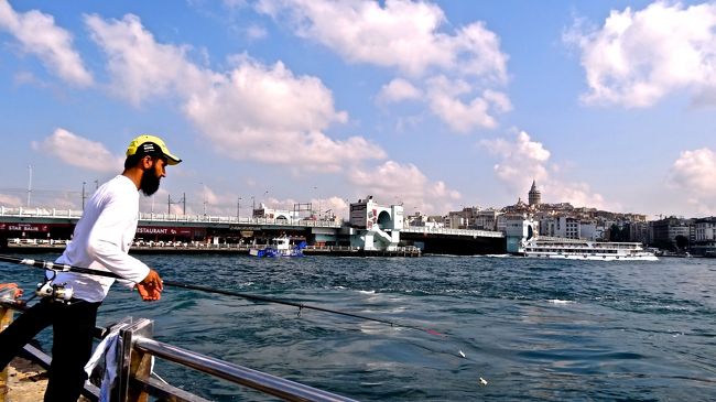 釣りをしている人も居ます。