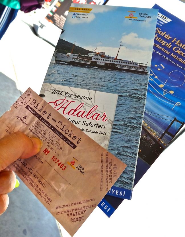 売場は最もガラタ橋寄りの建物に在り<br />「Bosphorus cruises pier」で買い求めます。<br /><br />１人往復２５TL（当日のルートで１２６０円程）