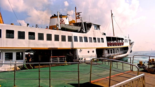 ２便目が<br />エミノニュ桟橋発が１３：３５発で、<br />黒海沿岸アナドル・カヴァウ（終着）が１５：０５着です。<br /><br />所要時間は、おおよそ片道１時間３０分程の行程に<br />終着地黒海沿岸の小さな町<br />「アナドル・カヴァウ」で３時間の持ち時間があり<br />ビザンチン時代の要塞跡を訪ねます。<br />