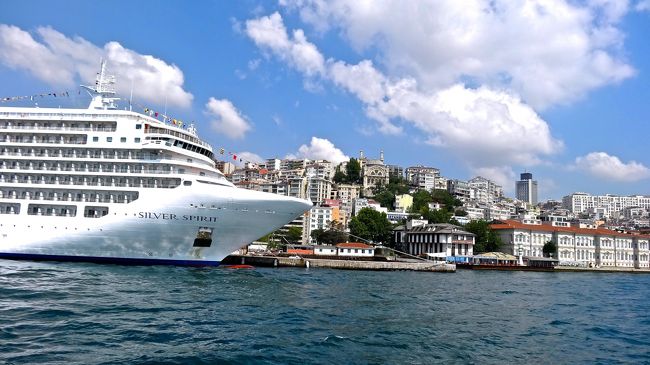 で、城塞跡に立ち<br />黒海を眺めてまた<br />船着き場に戻ってきて<br />ランチビールでもすれば<br />そうなのです。<br />帰りは眠っている方がけっこういました。