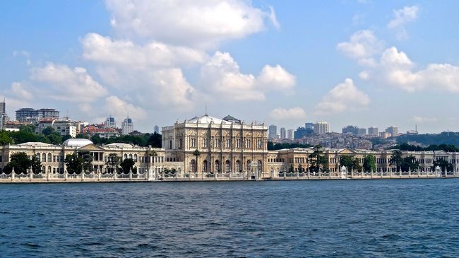 そうこう話している間に<br />向こうに見えてきたのは<br />「ドルマバフチェ宮殿」です。<br /><br />ボスポラス海峡のヨーロッパ側の岸辺に<br />海峡側を正面に建ち全長600メートで<br />宮殿の総面積は１５０００?もあるのだそうです。<br />