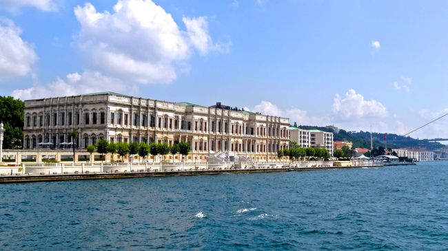 「ドルマバフチェ宮殿」<br />イスタンブールを征服したオスマン帝国の<br />メフト２世によって造成された庭園に<br />３１代のスルタンアブデュルメジト１世が<br />政府中枢のトプカピ宮殿からの移転を命じ<br />１８４３年から足掛け１４年もの歳月をかけて<br />完成したということです。<br /><br />その設計は、アルメニア人聖教徒で<br />宮廷建築家ガラベト・バリアンと<br />パリで研鑽を積んだその息子ニゴオスだそうです。<br /><br /><br />